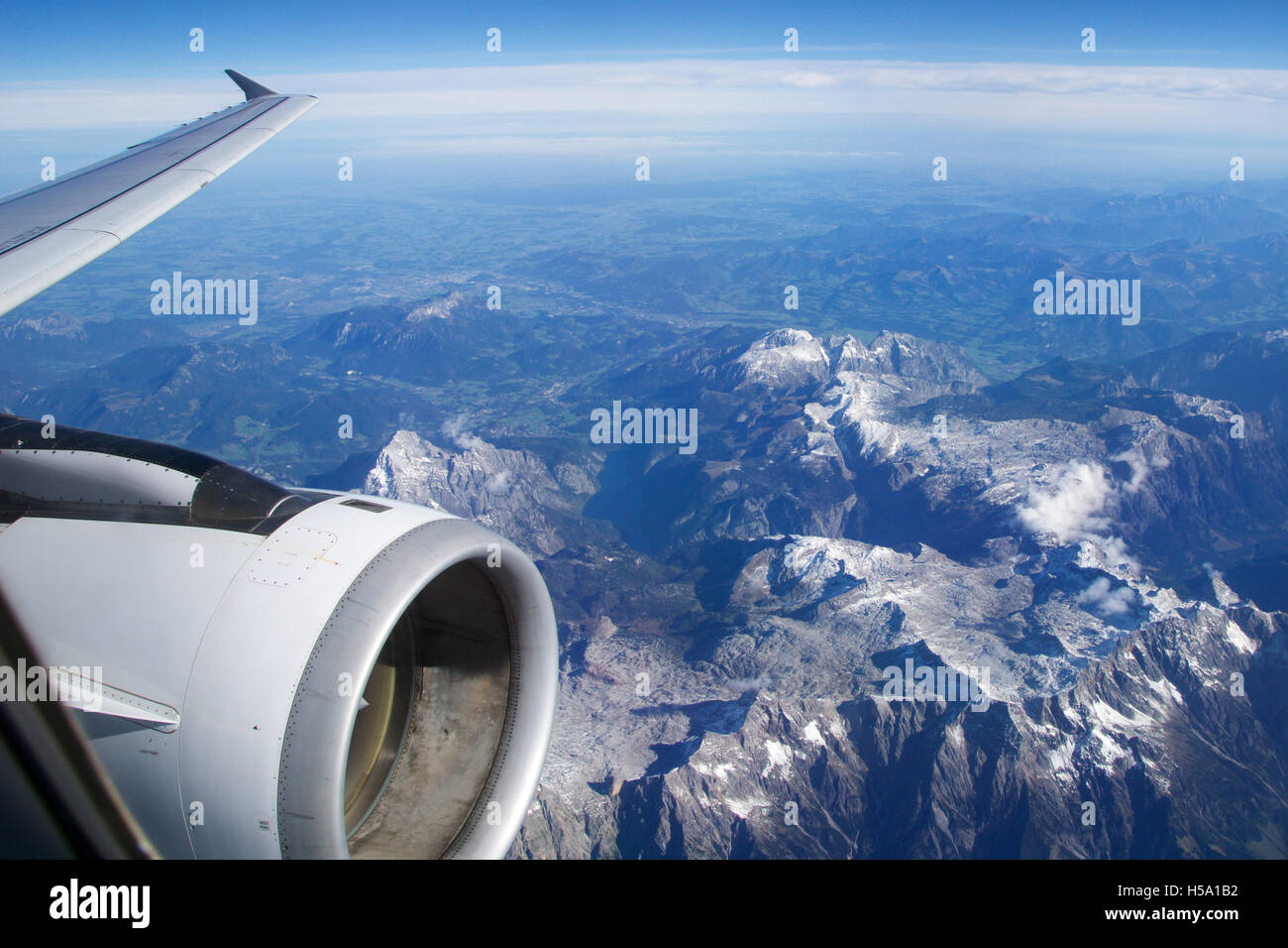 AUSTRIA - Ottobre 2016: le Alpi come visto da un aeroplano, ala vista con turbina a piano o a motore Foto Stock