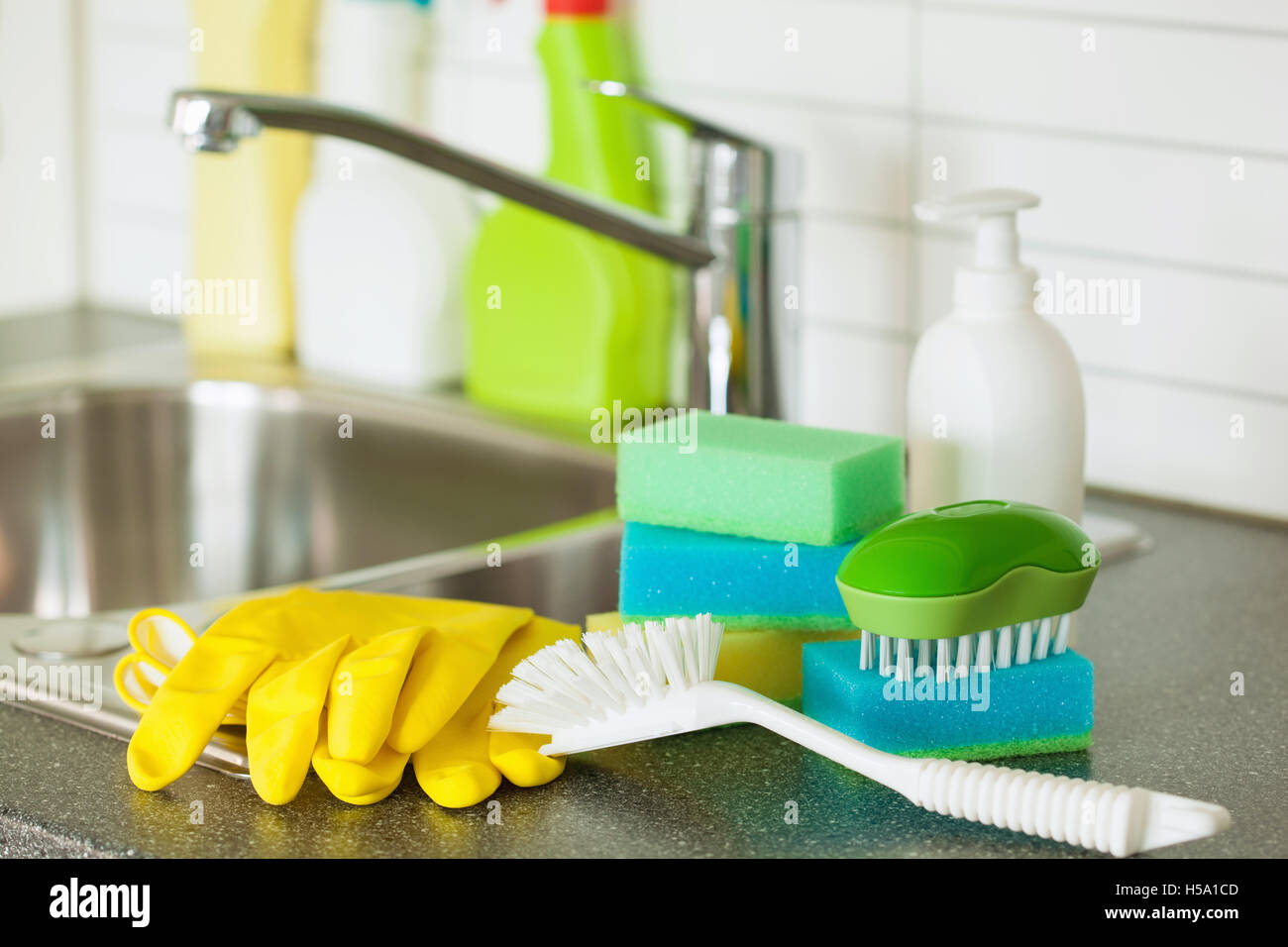 Gli elementi di pulizia domestici spazzola da cucina guanto in spugna Foto Stock