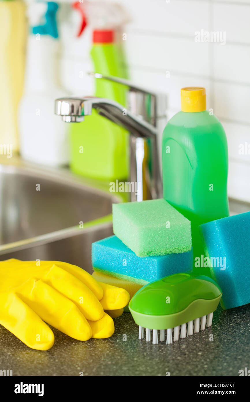 Gli elementi di pulizia domestici spazzola da cucina guanto in spugna Foto Stock
