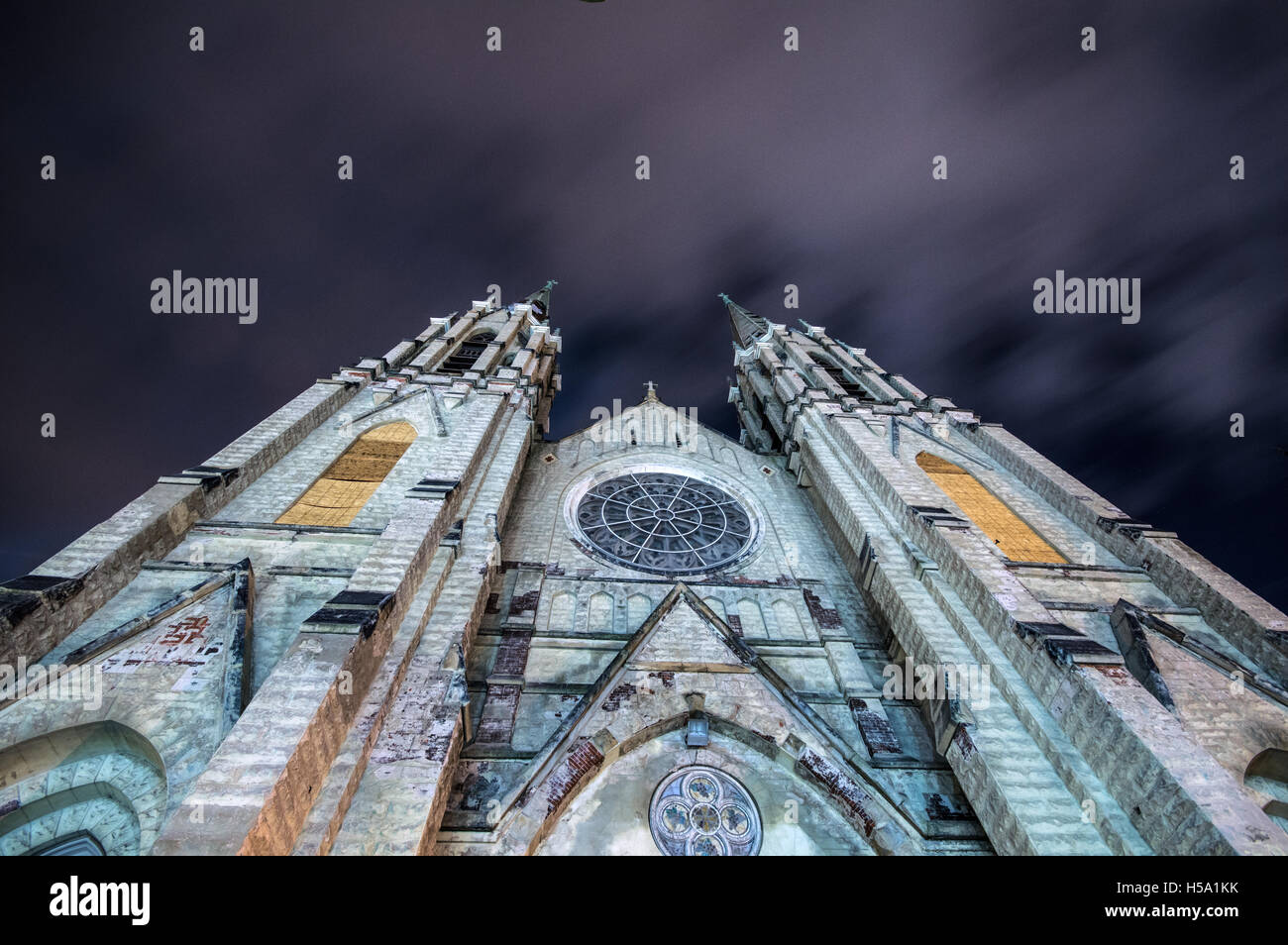 La chiesa parrocchiale dei Santi Pietro e Paolo, una chiesa abbandonata in Pittsburgh est del quartiere Liberty, di notte Foto Stock