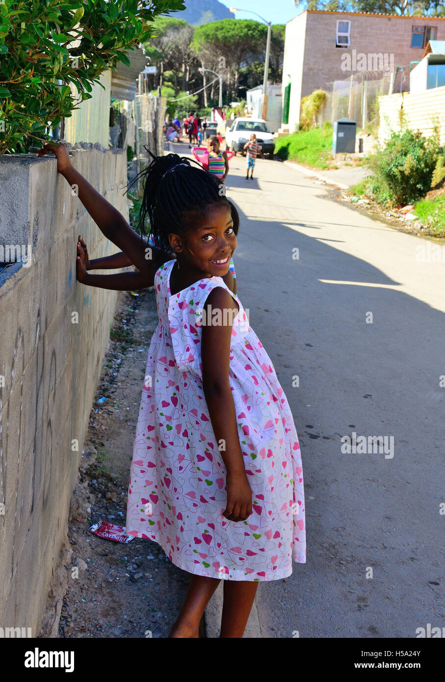 Le ragazze della scuola nel 'shack insediamenti' town ship alloggiamento in Imizamo Yethu,comunemente noto come Mandela Park, a Città del Capo in Sud Africa Foto Stock