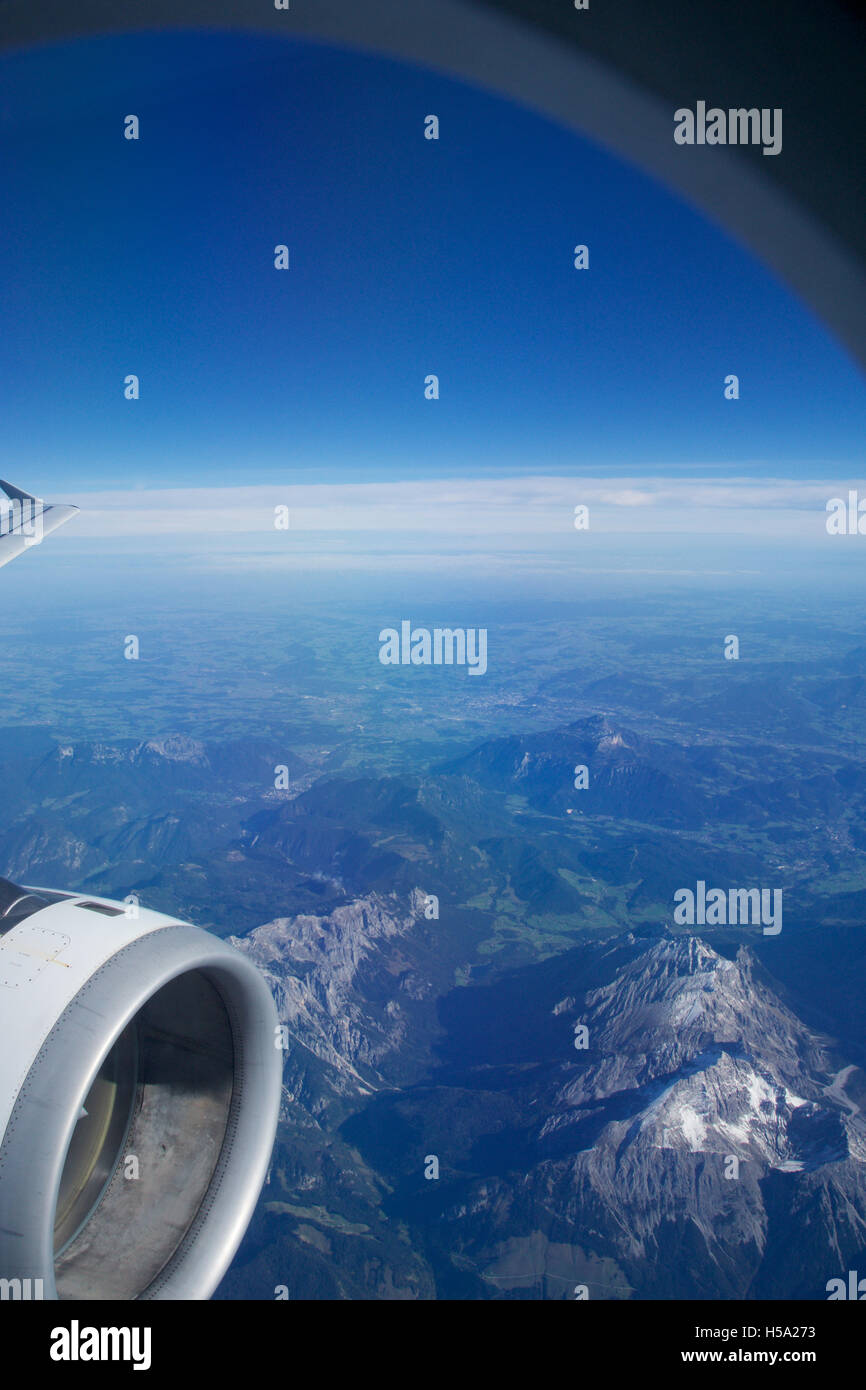 AUSTRIA - Ottobre 2016: le Alpi come visto da un aeroplano, ala vista con turbina a piano o a motore Foto Stock