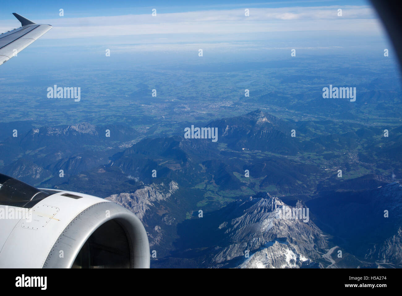 AUSTRIA - Ottobre 2016: le Alpi come visto da un aeroplano, ala vista con turbina a piano o a motore Foto Stock