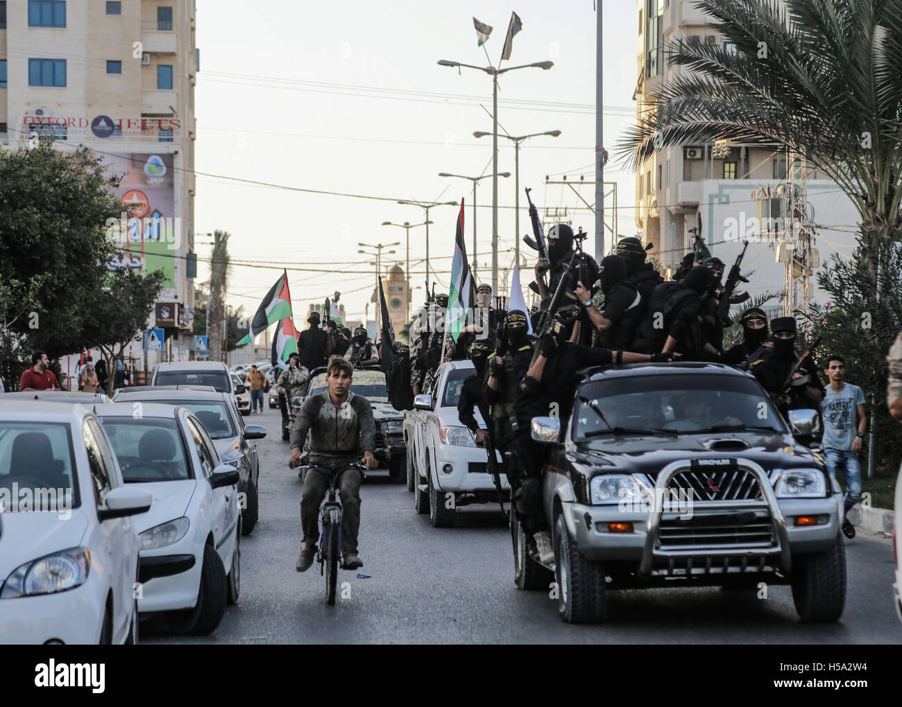 La striscia di Gaza. Xix oct, 2016. I membri delle Brigate Al-Quds, armato di la Jihad islamica palestinese (PIJ) movimento marzo durante una parata, in scena per contrassegnare il 29 anniversario di fondazione di PIJ. Credito: Nidal Alwaheidi/Pacific Press/Alamy Live News Foto Stock