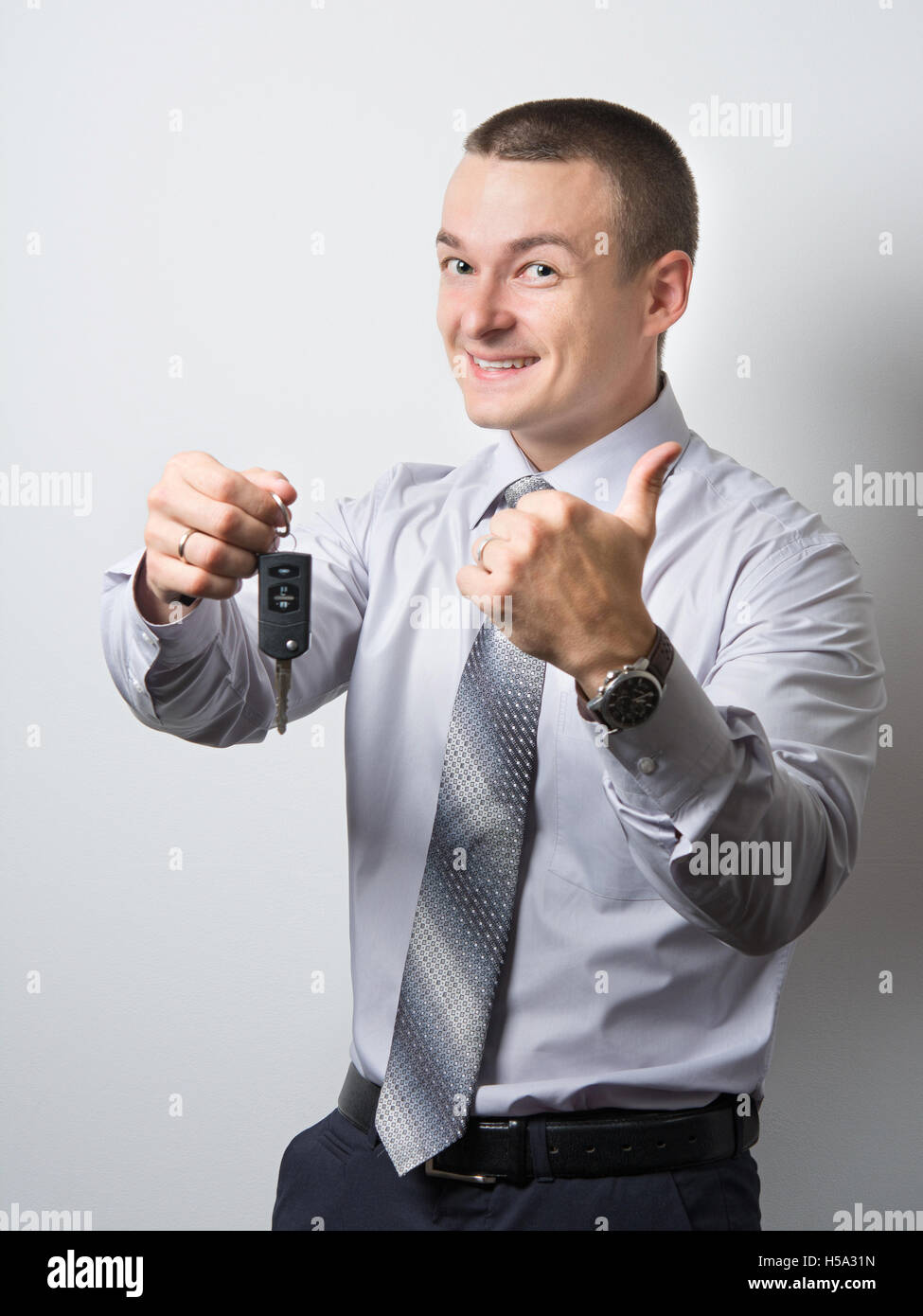 Uomo in camicia con le chiavi dell'auto Foto Stock