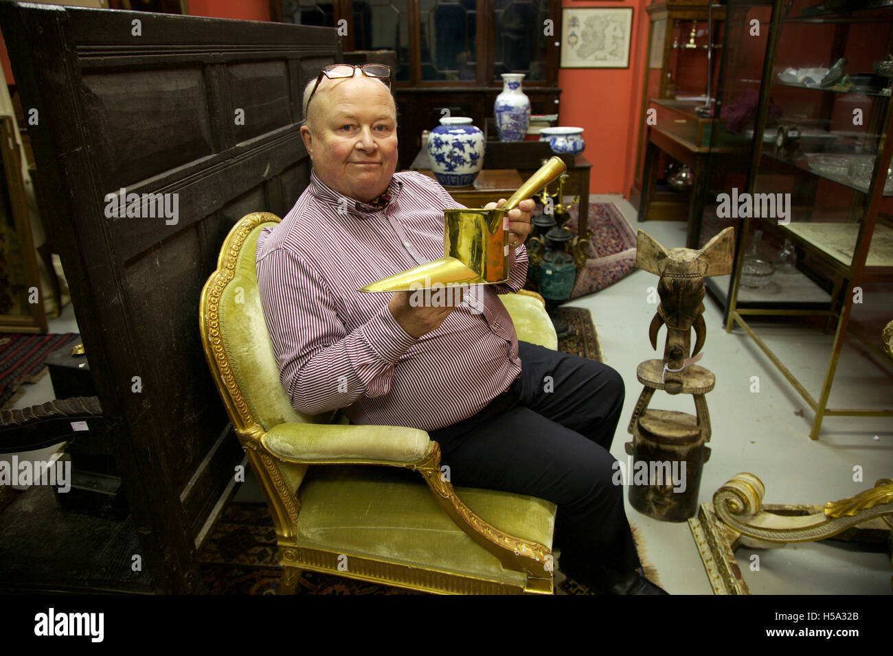 George farinoso di Mealys, arte Auctioneers, tenendo un hotel acqua calda contenitore; Castlecomer; Irlanda Foto Stock