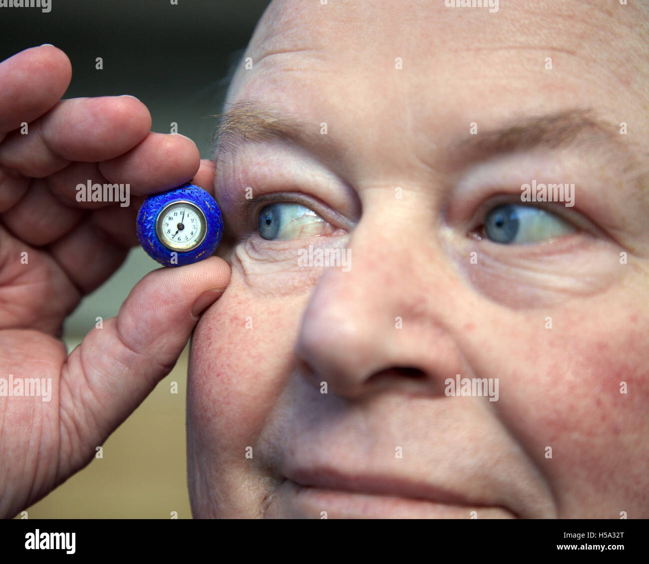Banditore irlandese George farinoso con la Contessa Markievicz' Sfera Rolex pendant watch Foto Stock