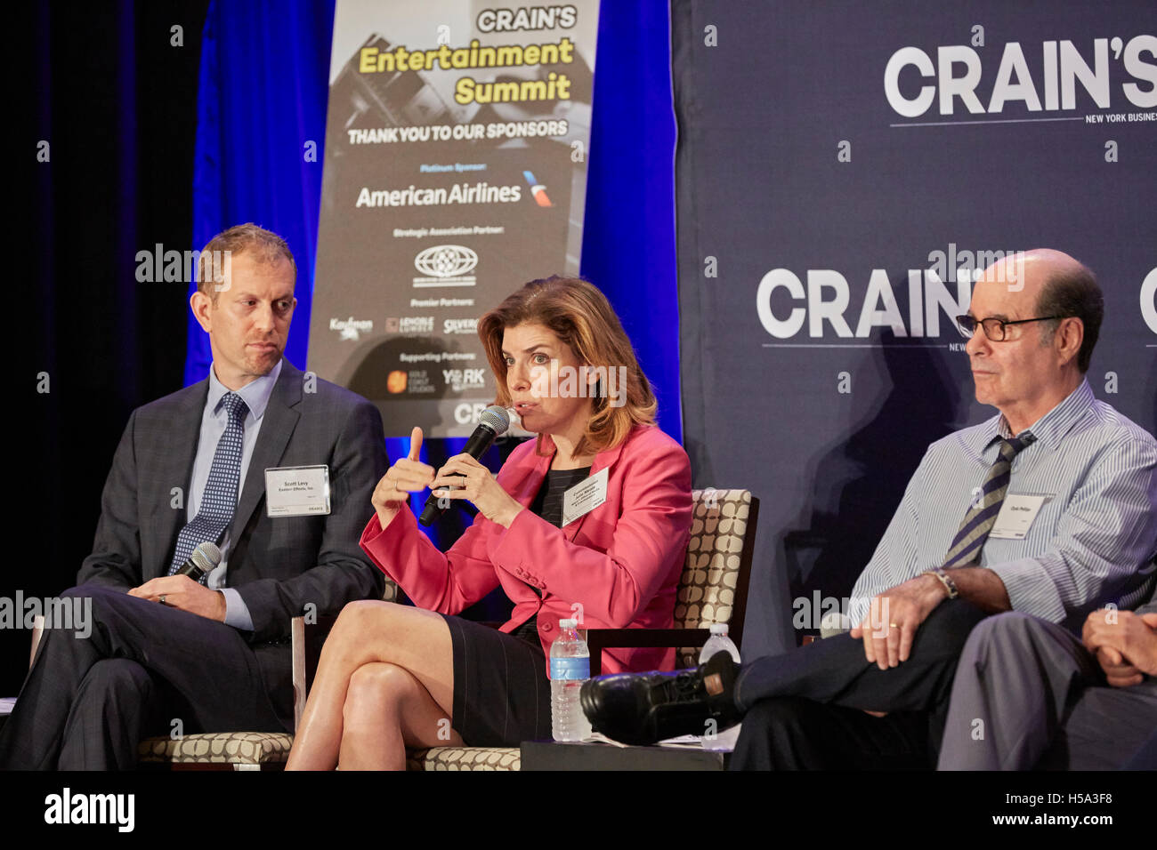 New York, Stati Uniti. Xix oct, 2016. Noi: New York, NY, 19 ottobre 2016 Crain di NY, Summit Entertainment: preparazione per la prossima fase. Scott Levy (L)fondatore e presidente, effetti Orientale, Inc, Julie Menin, (C) Commisioner, Sindaco di ufficio di Media e intrattenimento, Clyde Phillips (R), Showrunner, Dexter, alimentano la bestia e Nurse Jackie. Credito: Mark J Sullivan/Pacific Press/Alamy Live News Foto Stock