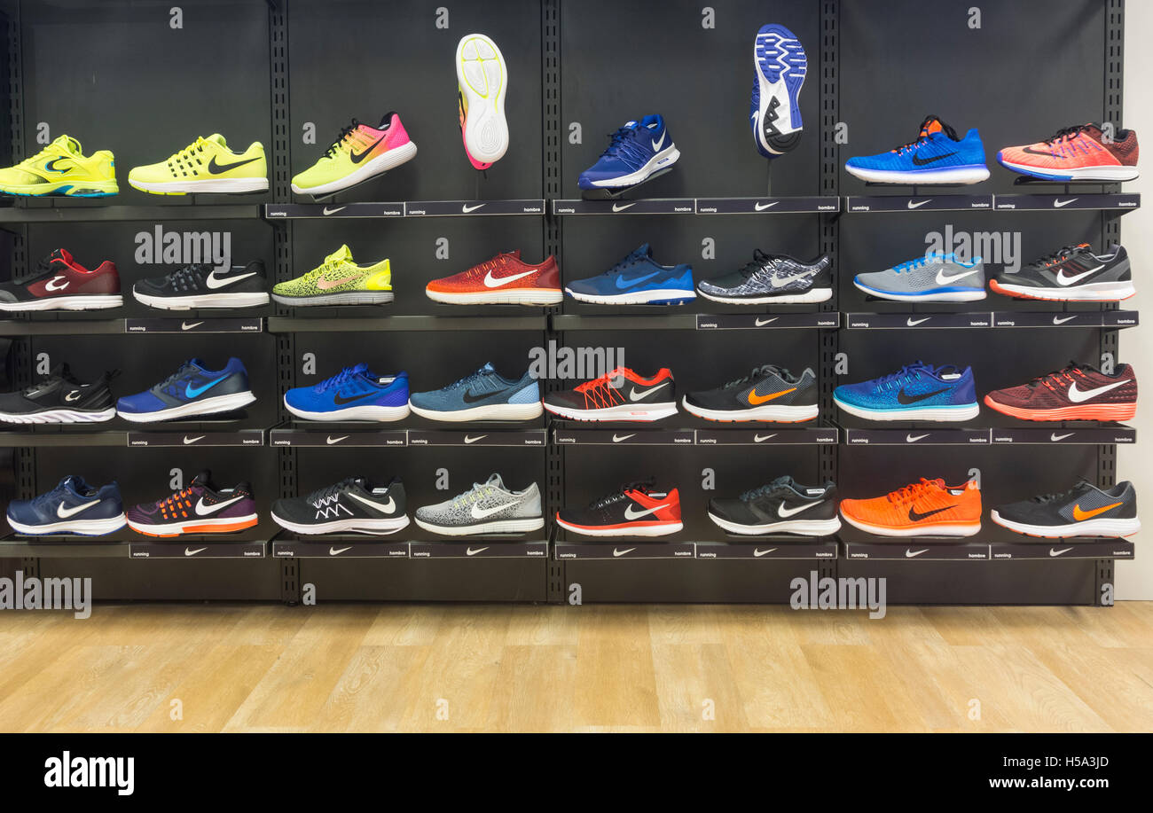 Le scarpe da running Nike store display Foto stock - Alamy