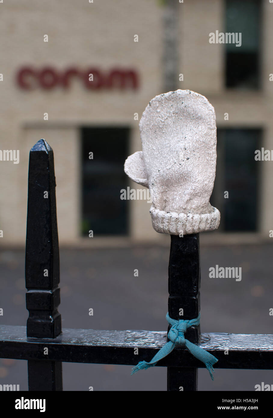 Poco perso mitten scultura di Tracy Emin, al di fuori del Foundling Museum, London, Regno Unito Foto Stock