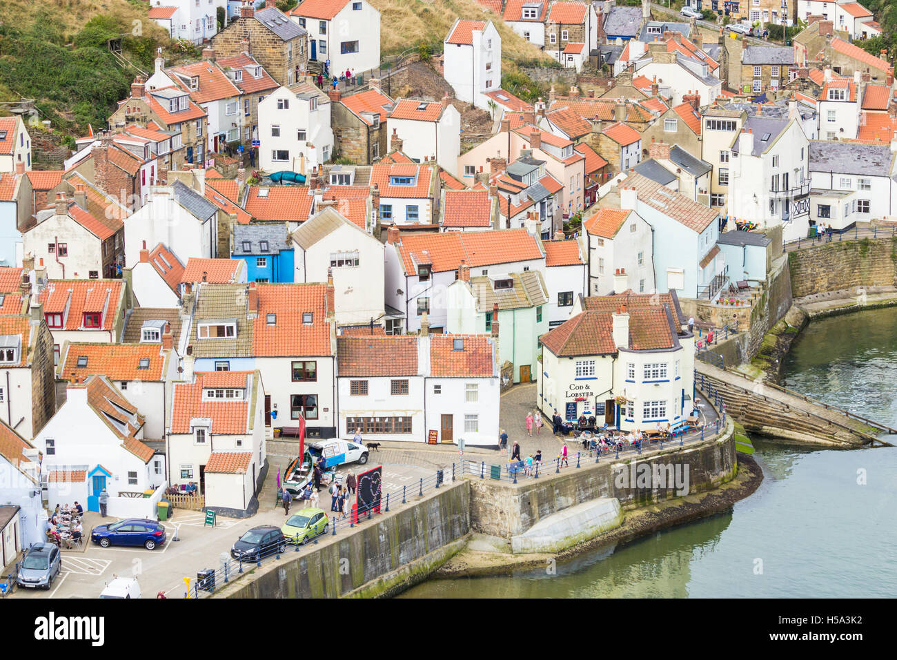 Vista sul pittoresco villaggio Staithes guardando a nord da Penny nab sul modo di Cleveland sentiero. North Yorkshire, Inghilterra. Regno Unito Foto Stock