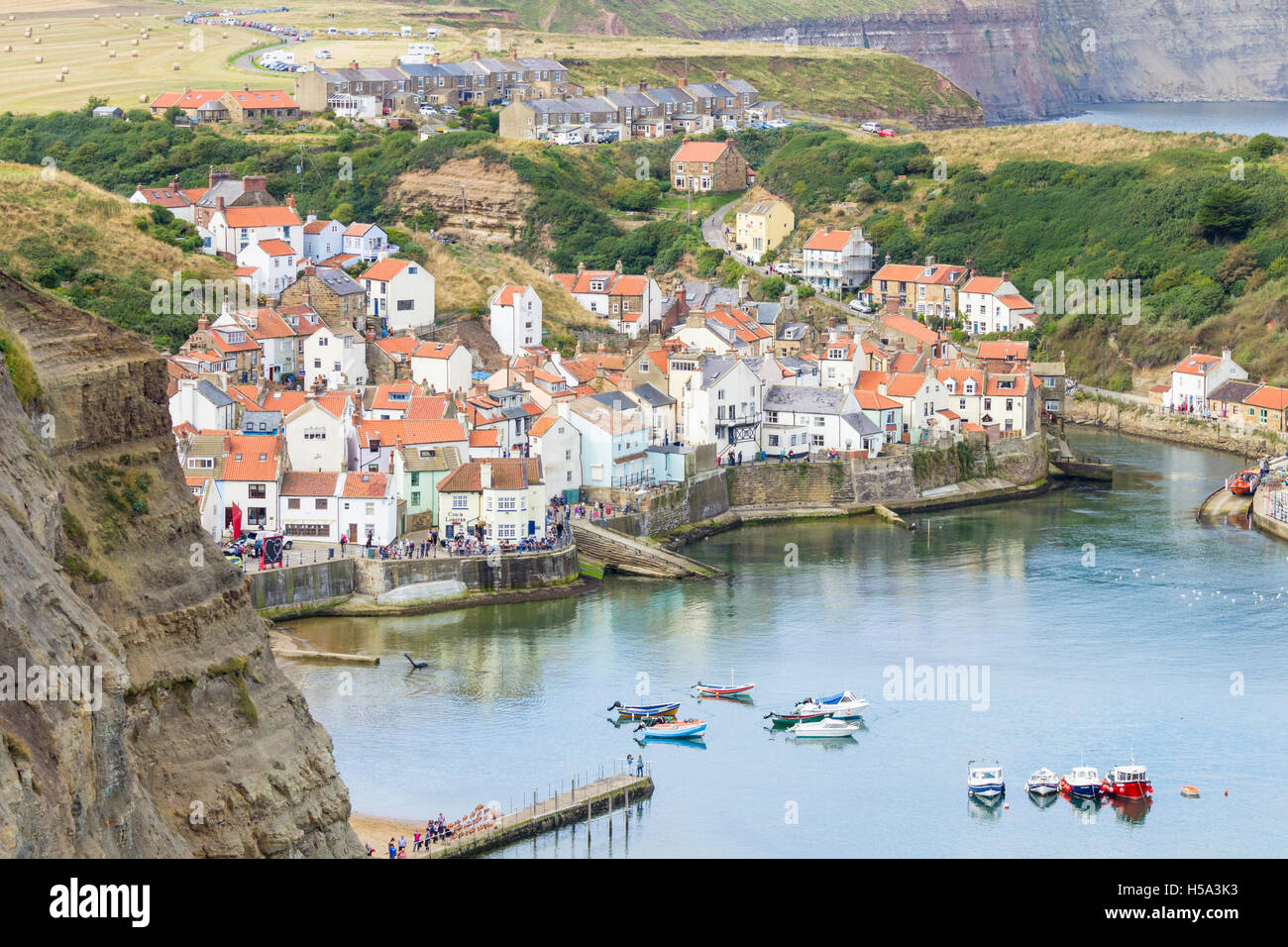 Vista sul pittoresco villaggio Staithes guardando a nord da Penny nab sul modo di Cleveland sentiero. North Yorkshire, Inghilterra. Regno Unito Foto Stock