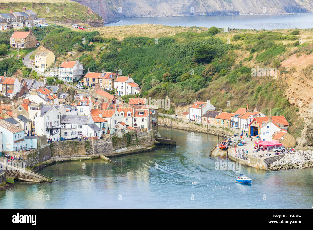 Vista sul pittoresco villaggio Staithes guardando a nord da Penny nab sul modo di Cleveland sentiero. North Yorkshire, Inghilterra. Regno Unito Foto Stock