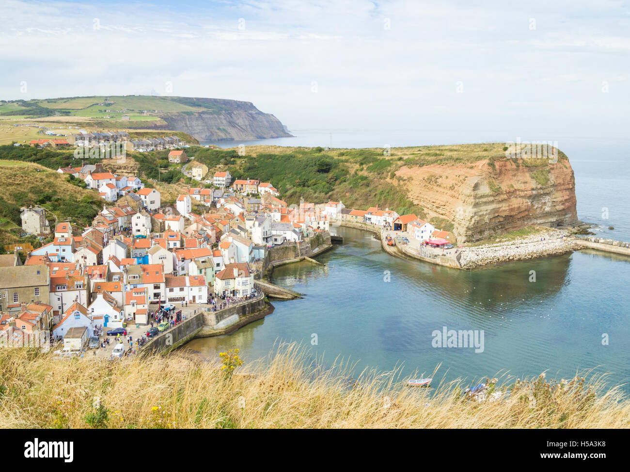 Vista sul pittoresco villaggio Staithes guardando a nord da Penny nab sul modo di Cleveland sentiero. North Yorkshire, Inghilterra. Regno Unito Foto Stock