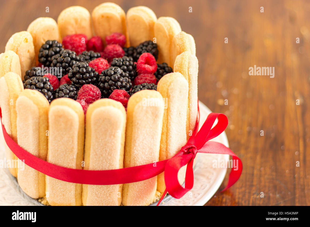 Charlotte torta con frutti di bosco misti Foto Stock