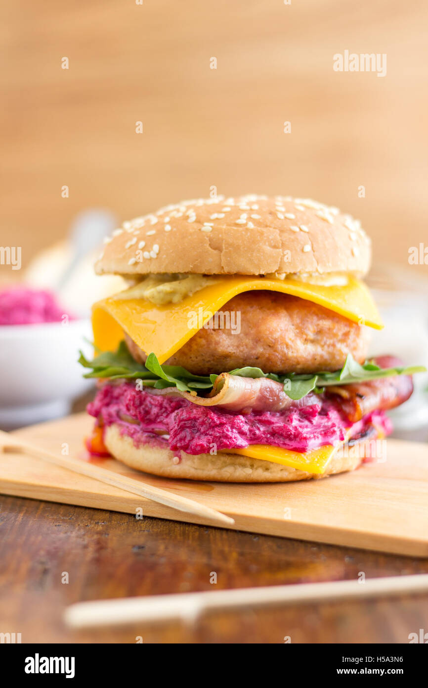 Coloratissimo pollo Cheeseburger Foto Stock