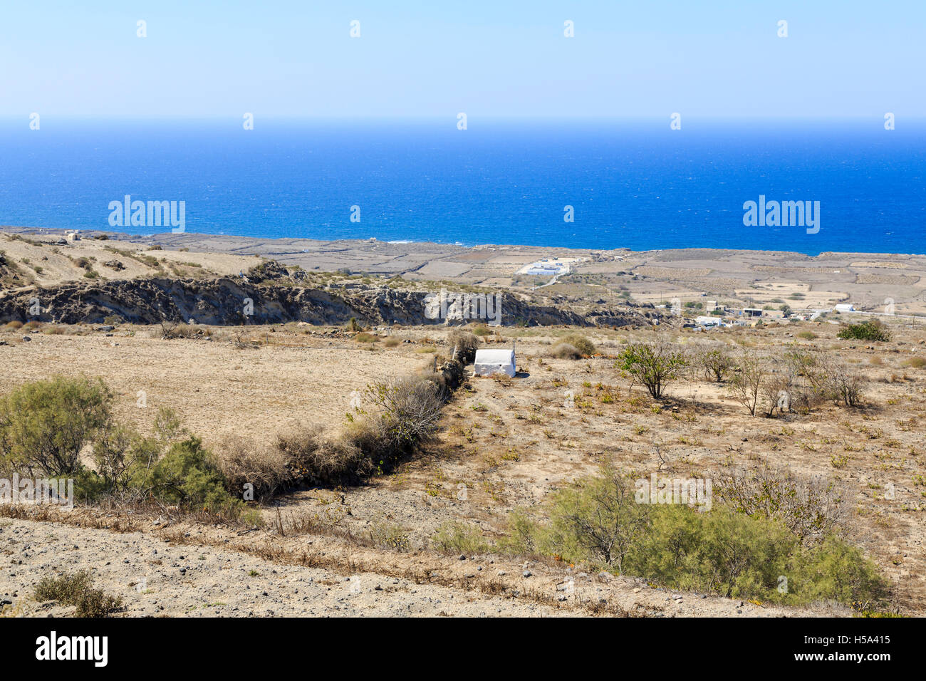 La vista dal borgo di Manolas sull Isola di Thirassia;, Santorini: essiccato fino al laghetto e nascondere per la cattura di uccelli Foto Stock