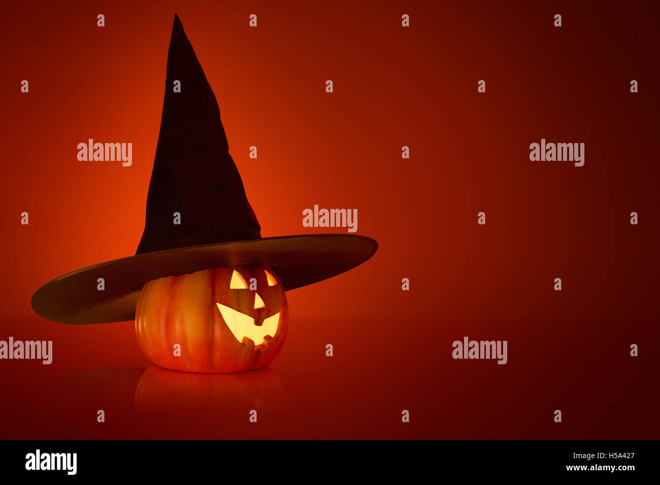 Concetto di Halloween con un nero streghe hat su un jack o zucca lanterna Foto Stock