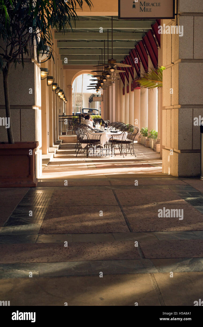 Aprire il ristorante patio al Miracle Mile a Coral Gables, Florida Foto Stock