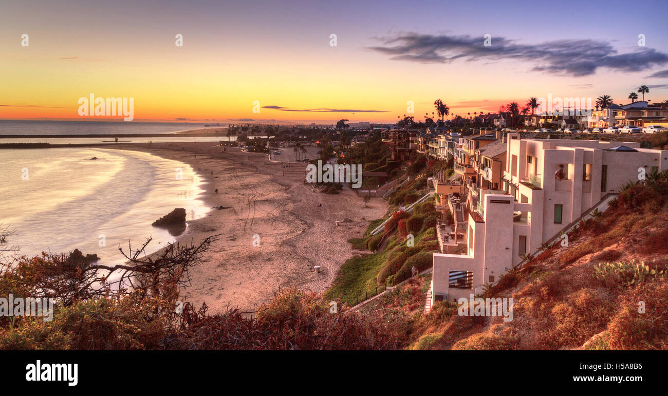 Corona del Mar Beach in Corona del Mar, California al tramonto in estate Foto Stock