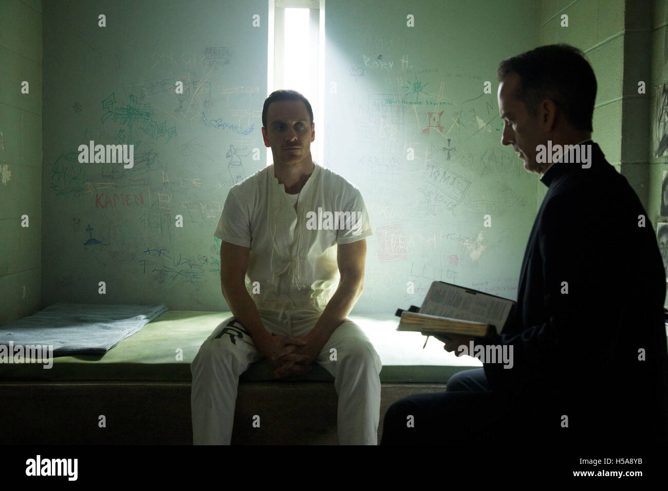 Data di rilascio: dicembre 21, 2016 Titolo: Assassins Creed STUDIO: Twentieth Century Fox Film direttore: Justin Kurzel Trama: quando Callum Lynch esplora i ricordi del suo antenato Aguilar e guadagna le competenze di un maestro assassino, egli scopre di essere un discendente di assassini segreti della società starring: Michael Fassbender come Callum Lynch / Aguilar (credito Immagine: c Twentieth Century Fox Film Entertainment/Immagini/) Foto Stock