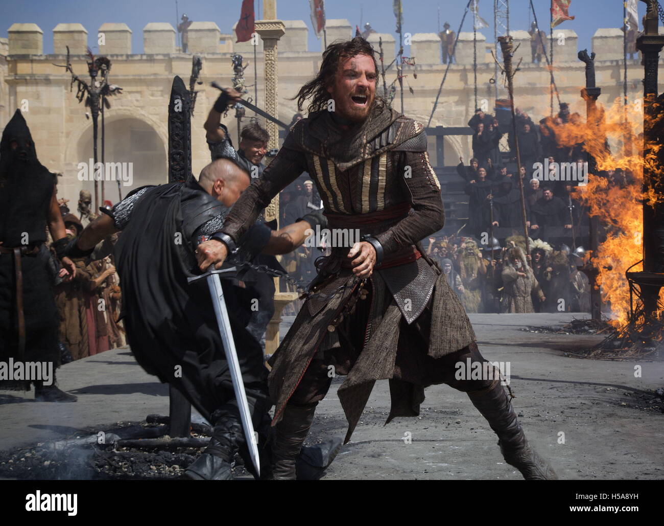 Data di rilascio: dicembre 21, 2016 Titolo: Assassins Creed STUDIO: Twentieth Century Fox Film direttore: Justin Kurzel Trama: quando Callum Lynch esplora i ricordi del suo antenato Aguilar e guadagna le competenze di un maestro assassino, egli scopre di essere un discendente di assassini segreti della società starring: Michael Fassbender come Callum Lynch / Aguilar (credito Immagine: c Twentieth Century Fox Film Entertainment/Immagini/) Foto Stock