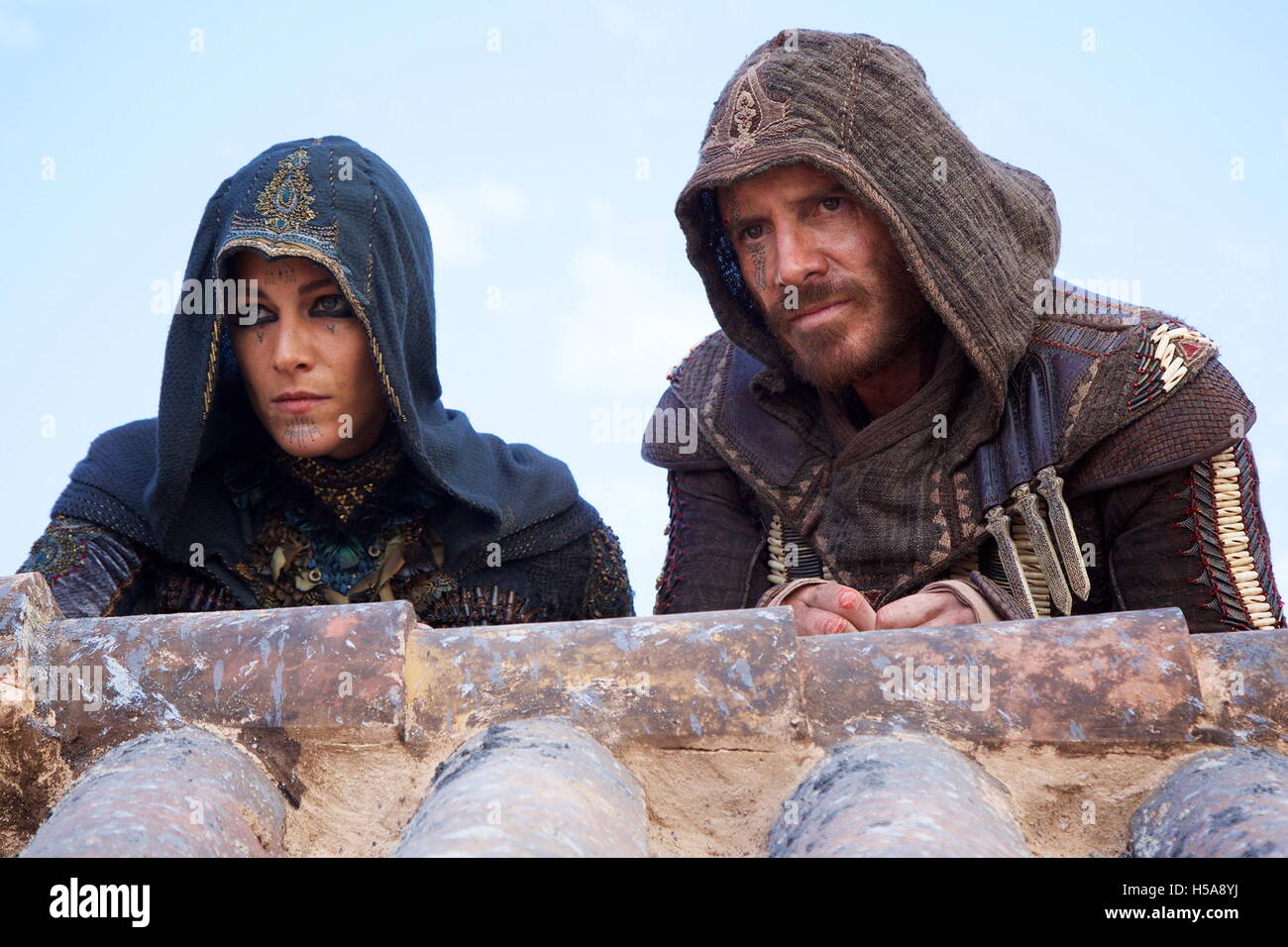 Data di rilascio: dicembre 21, 2016 Titolo: Assassins Creed STUDIO: Twentieth Century Fox Film direttore: Justin Kurzel Trama: quando Callum Lynch esplora i ricordi del suo antenato Aguilar e guadagna le competenze di un maestro assassino, egli scopre di essere un discendente di assassini segreti della società starring: Michael Fassbender come Callum Lynch / Aguilar, Ariane Labed come Maria (credito Immagine: c Twentieth Century Fox Film Entertainment/Immagini/) Foto Stock