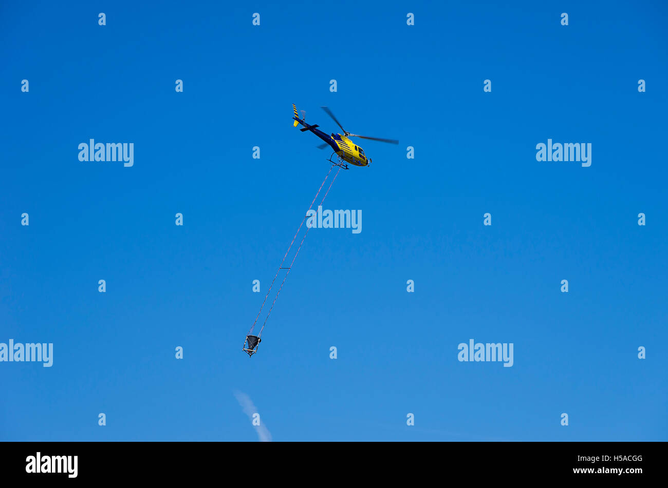 Un elicottero spruzzi di sostanze chimiche. Foto Stock
