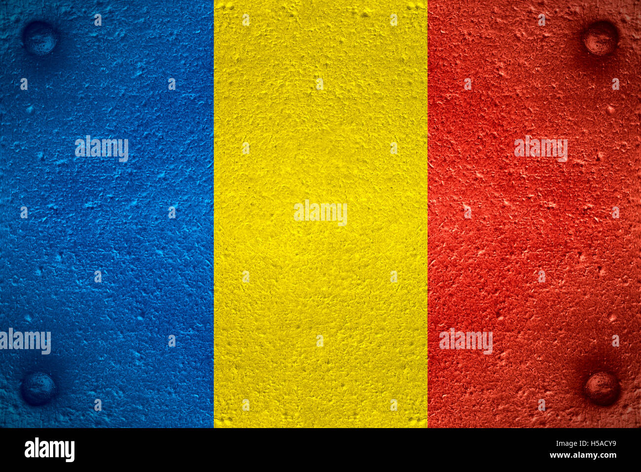 Bandiera della Romania o rumeno banner su sfondo di acciaio Foto Stock