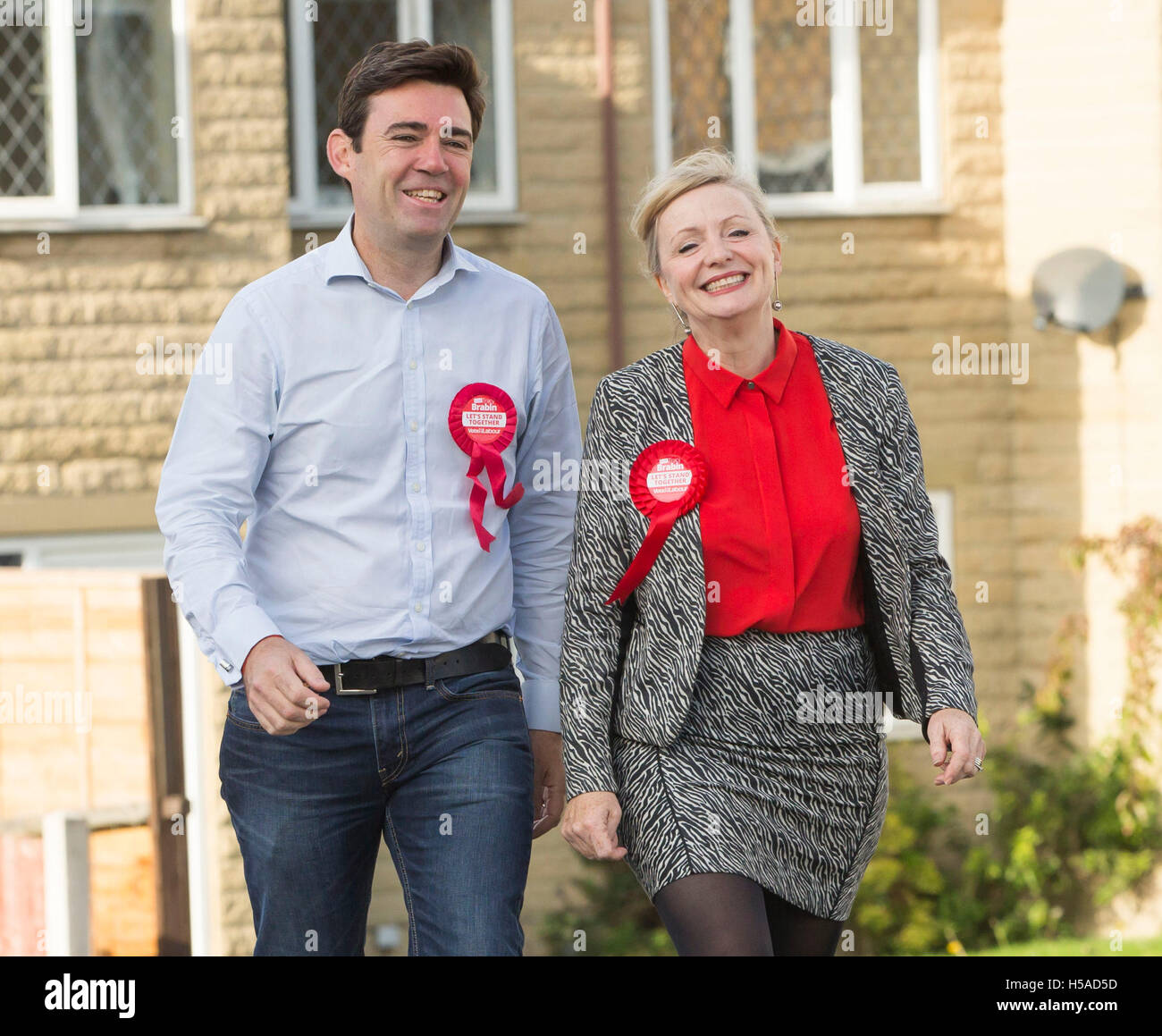 Batley e Spen da-elezione candidato del lavoro Tracy Brabin con Andy Burnham in Batley come voti continua nella elezione chiamato dopo la morte di MP Jo Cox giorni prima del referendum dell'UE. Foto Stock