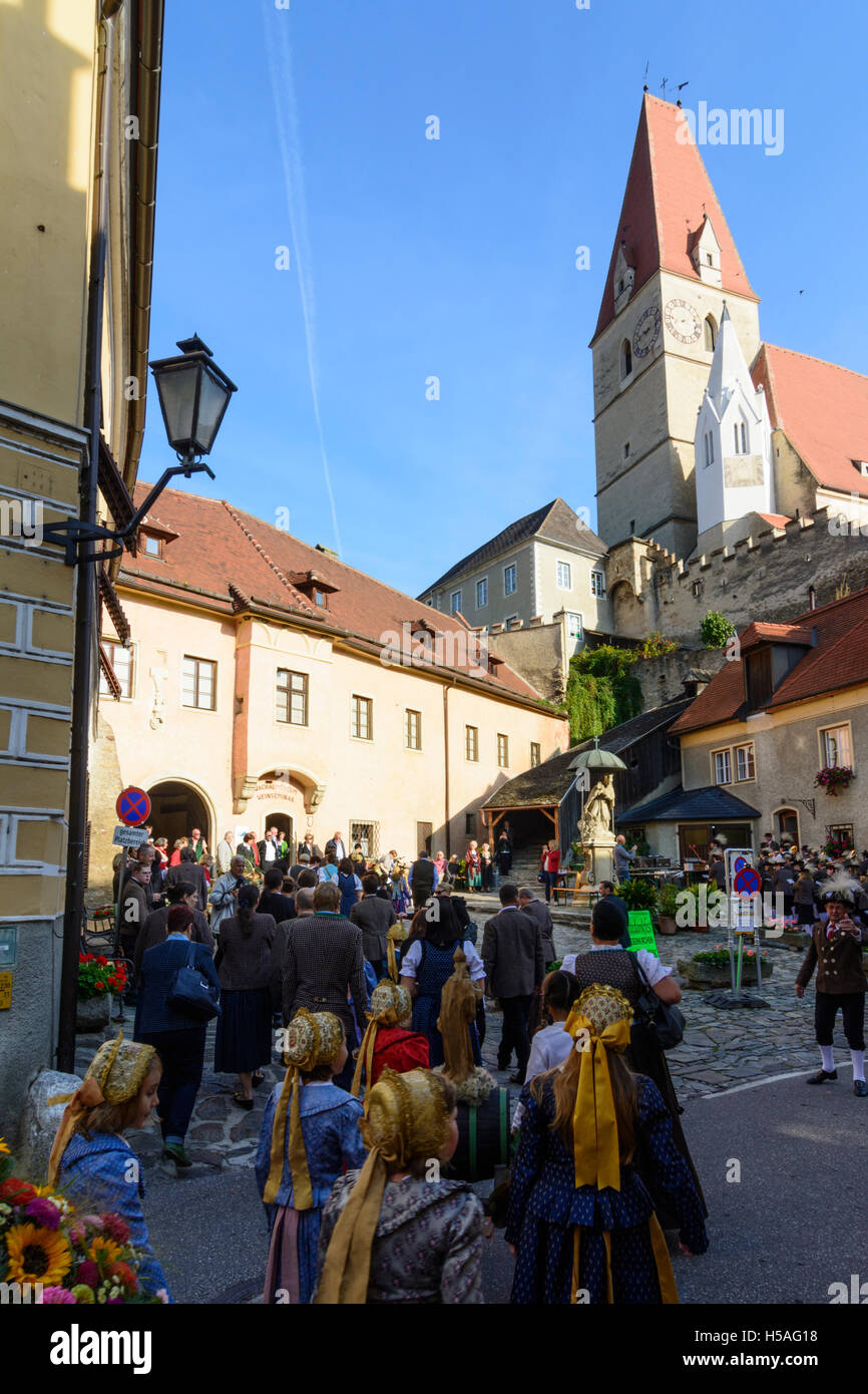 Weißenkirchen in der Wachau: processione del Ringraziamento, chiesa, Marktplatz (piazza del mercato), ragazze con oro piatto caps, Wachau, Nie Foto Stock