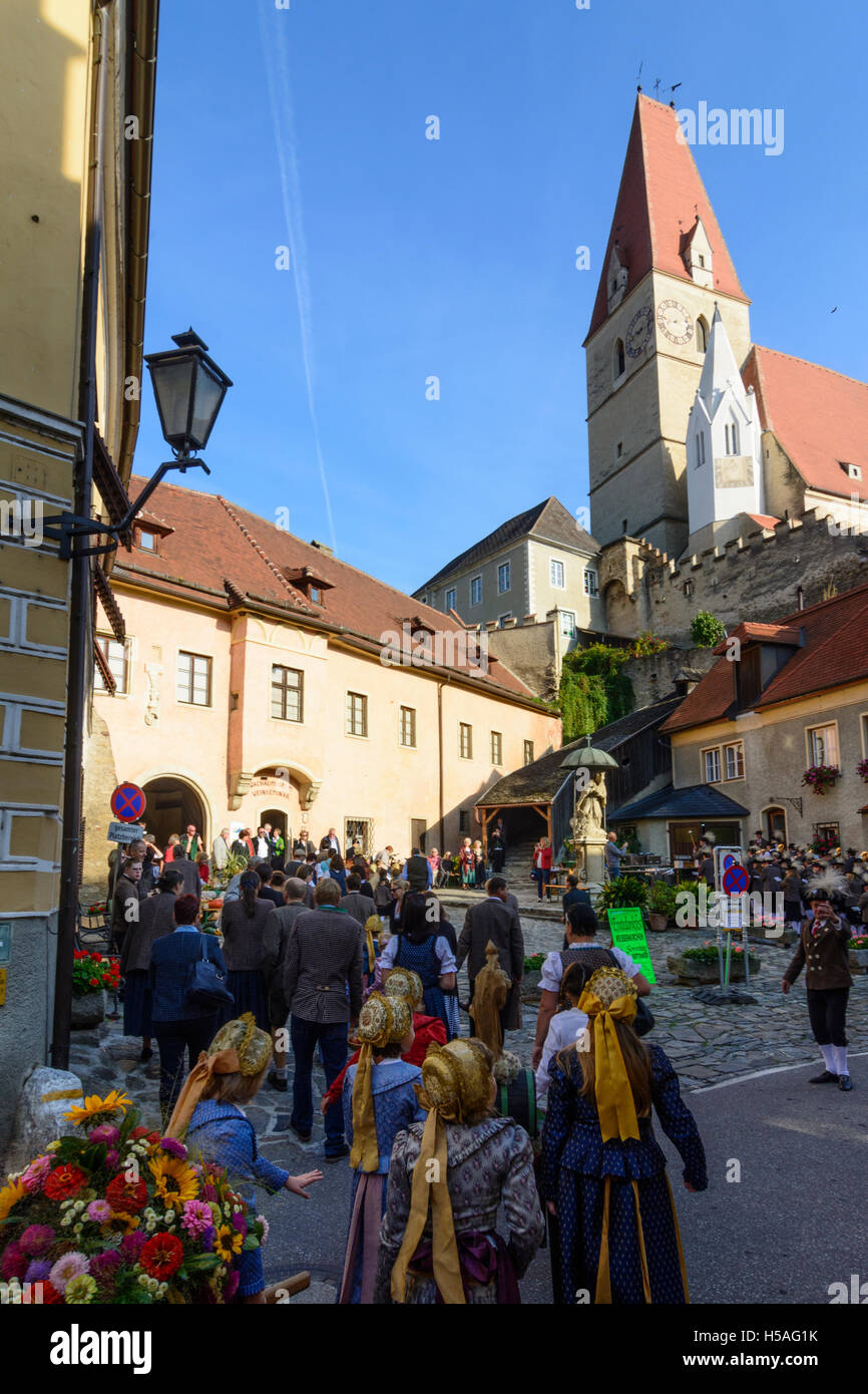 Weißenkirchen in der Wachau: processione del Ringraziamento, chiesa, Marktplatz (piazza del mercato), ragazze con oro piatto caps, Wachau, Nie Foto Stock