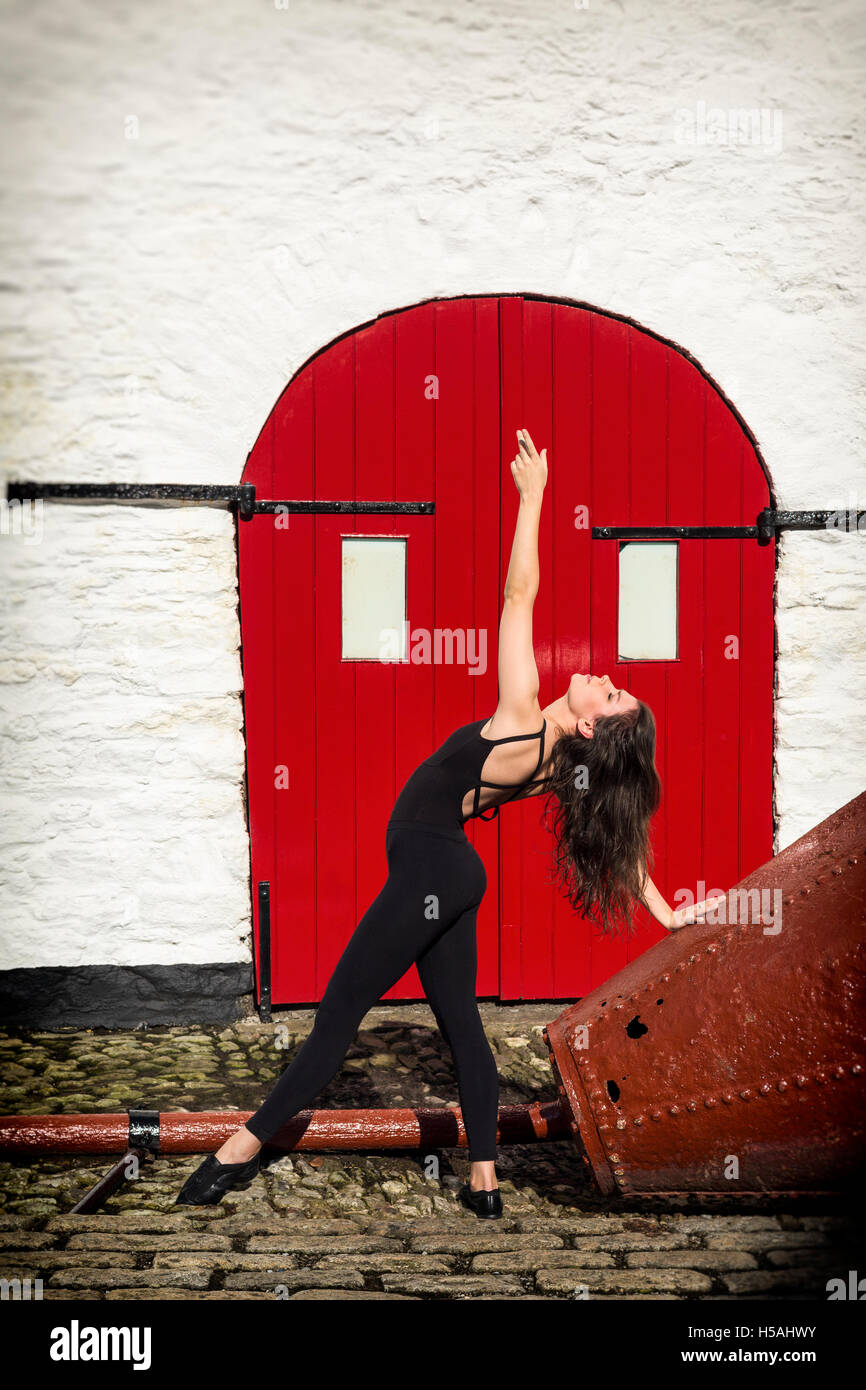 Alesha ballare nelle strade di Kinsale, County Cork, Irlanda Foto Stock