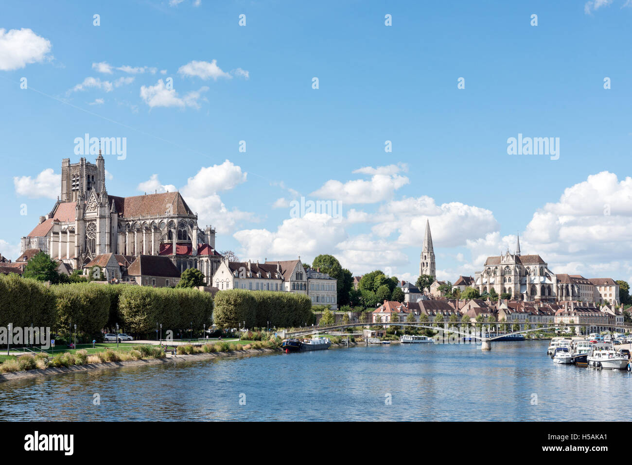 Una vista della città di Auxerre che mostra la Cattedrale di Saint Etienne & l'abbazia St Germain attraverso il fiume Yonne Foto Stock