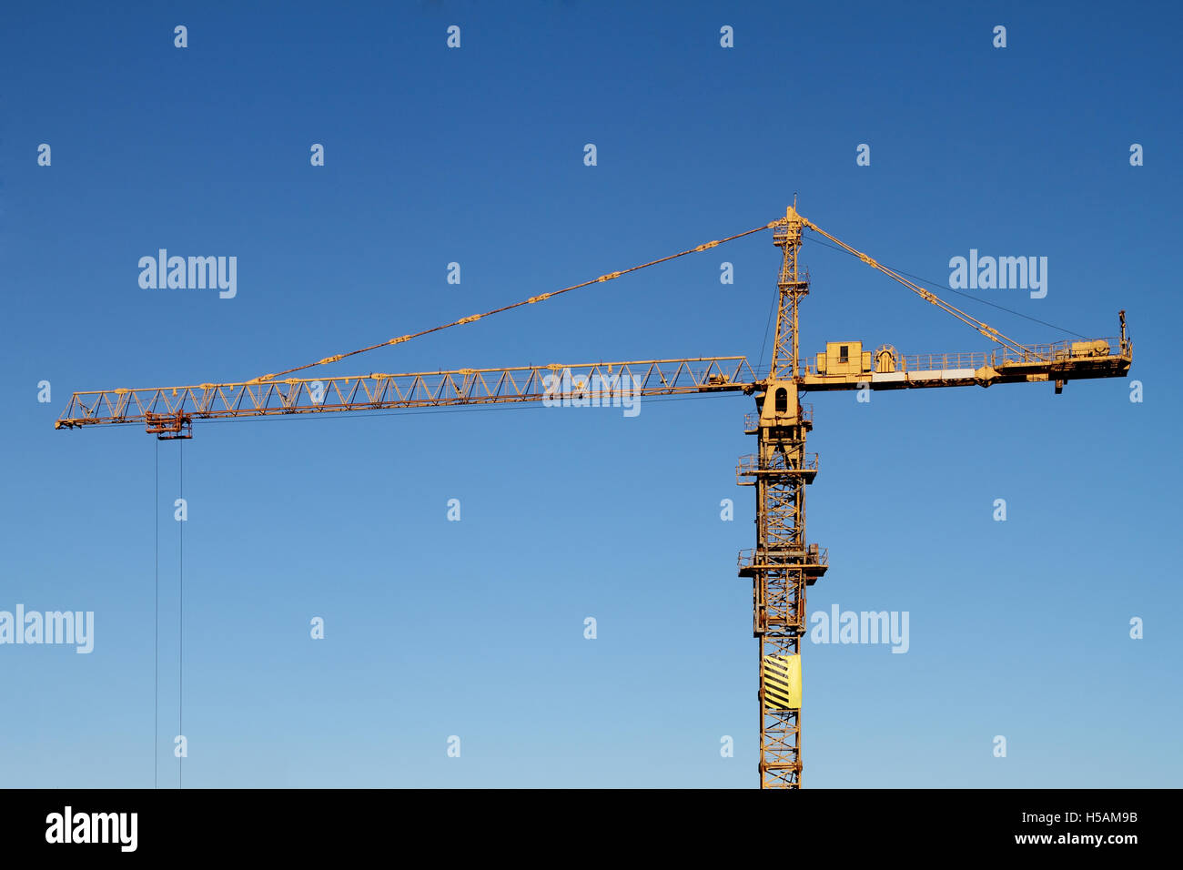 La costruzione di gru a torre contro il cielo blu Foto Stock