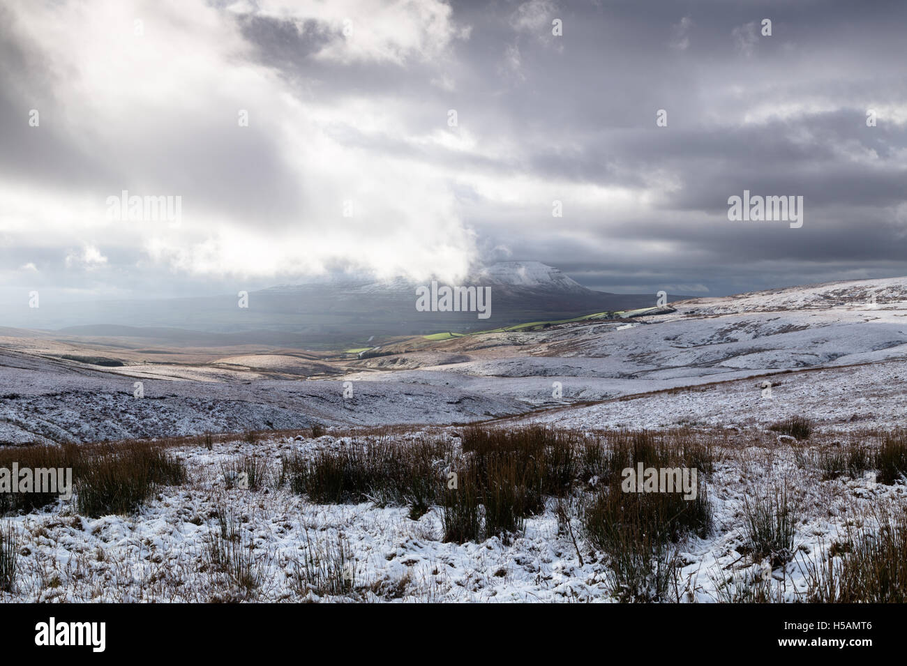 Vista della coperta di neve Ingleborough, uno dei 3 picchi nel Yorkshire Dales National Park, England, Regno Unito Foto Stock
