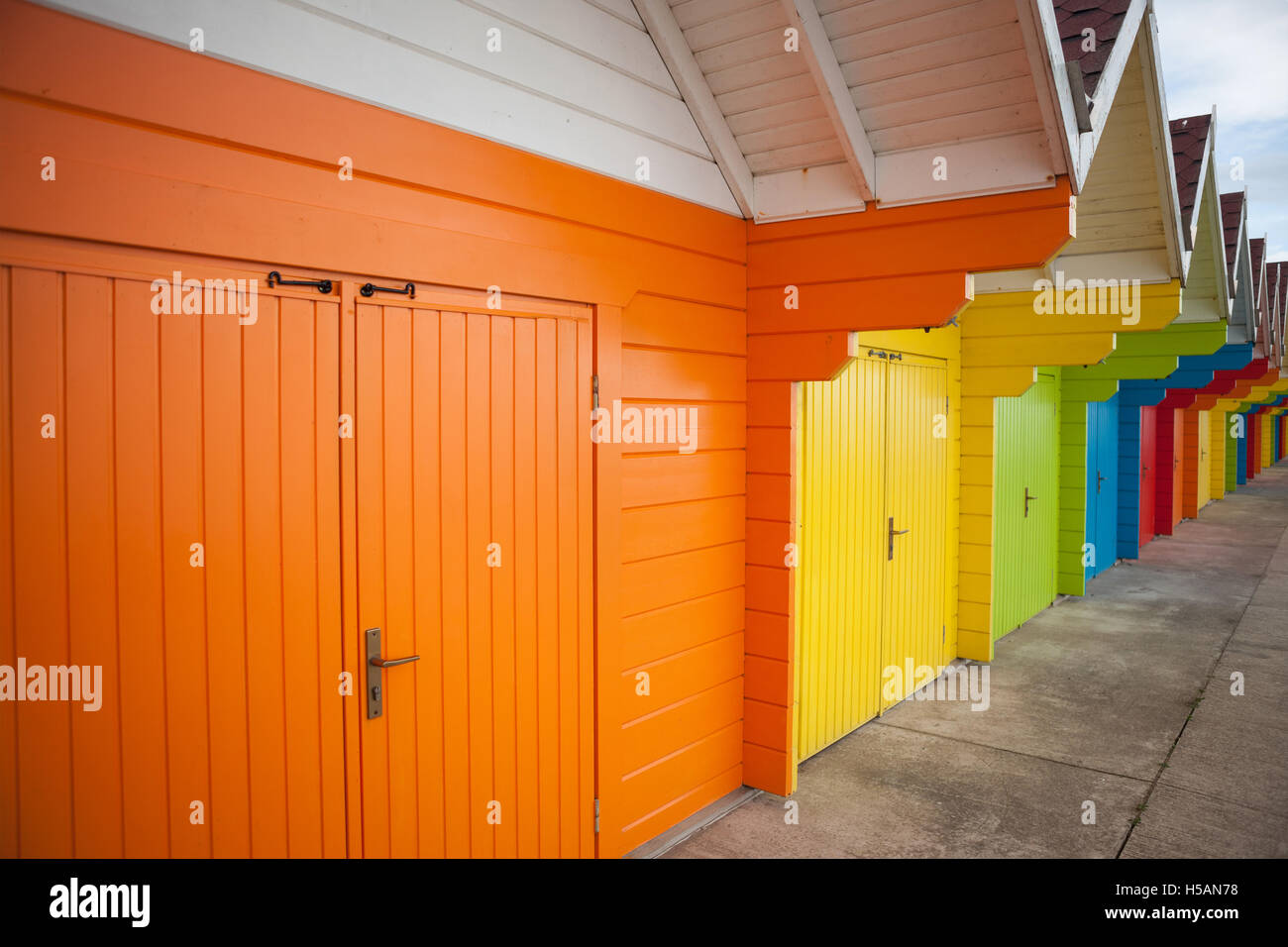 Riga di colore luminoso capanne sulla spiaggia. Foto Stock