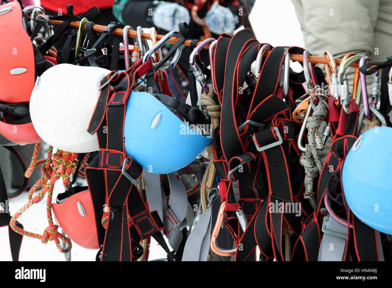 Le attrezzature per arrampicata su roccia si blocca su un cavo di alimentazione Foto Stock