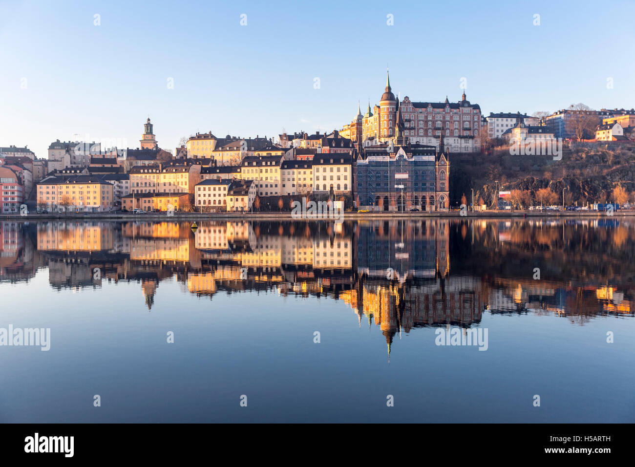 Bella riflessione di case sull isola di Sodermalm a Stoccolma, Svezia Foto Stock