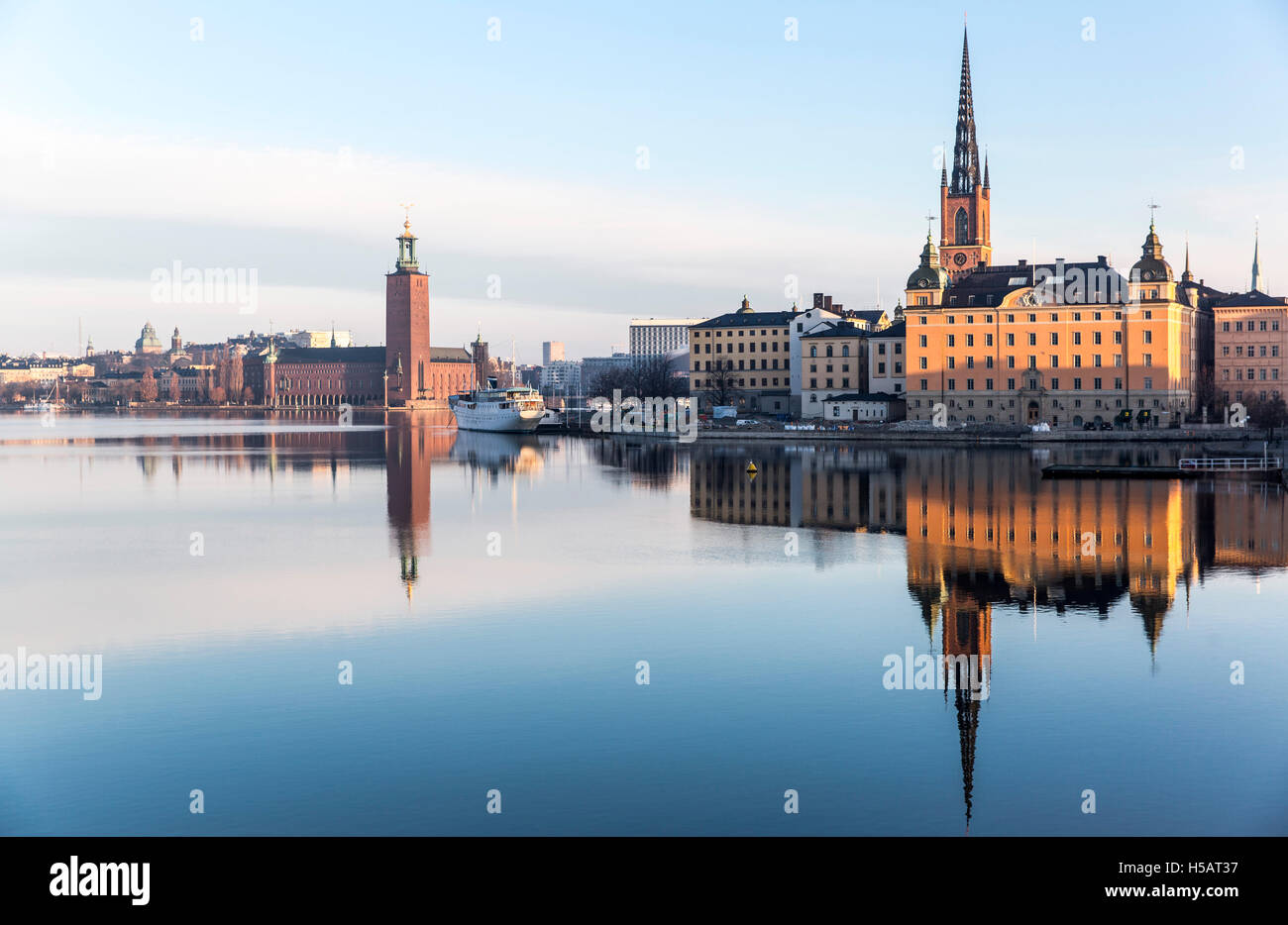Bella riflessione del municipio della città vecchia di Stoccolma, Svezia Foto Stock