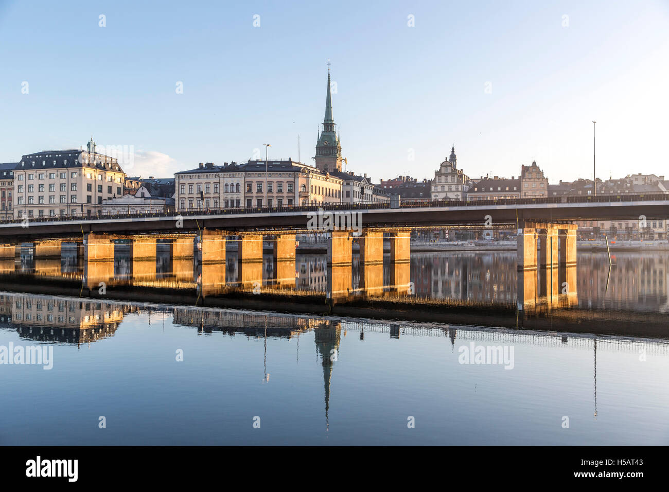 Bella riflessione delle case nella Città Vecchia (Gamla Stan) di Stoccolma, Svezia Foto Stock