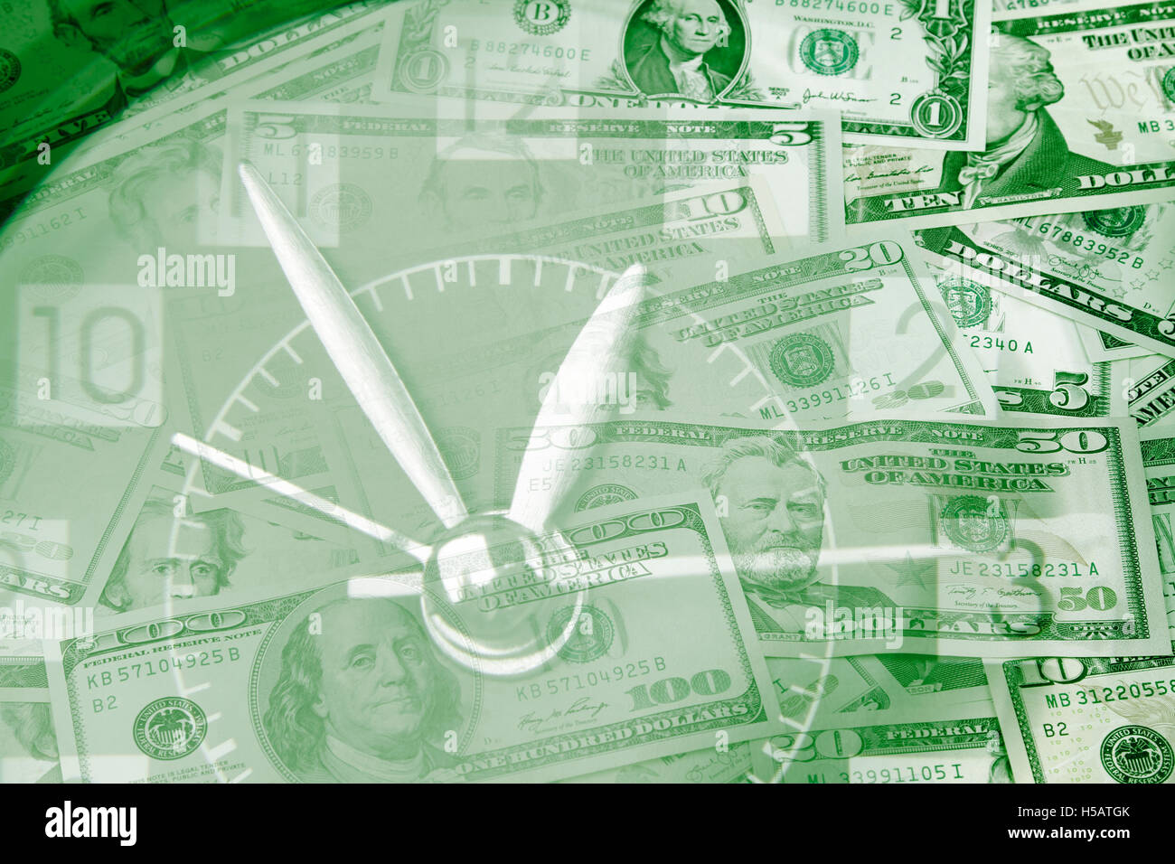 Orologio su un assortimento di banconote americane. Il tempo è denaro idea Foto Stock