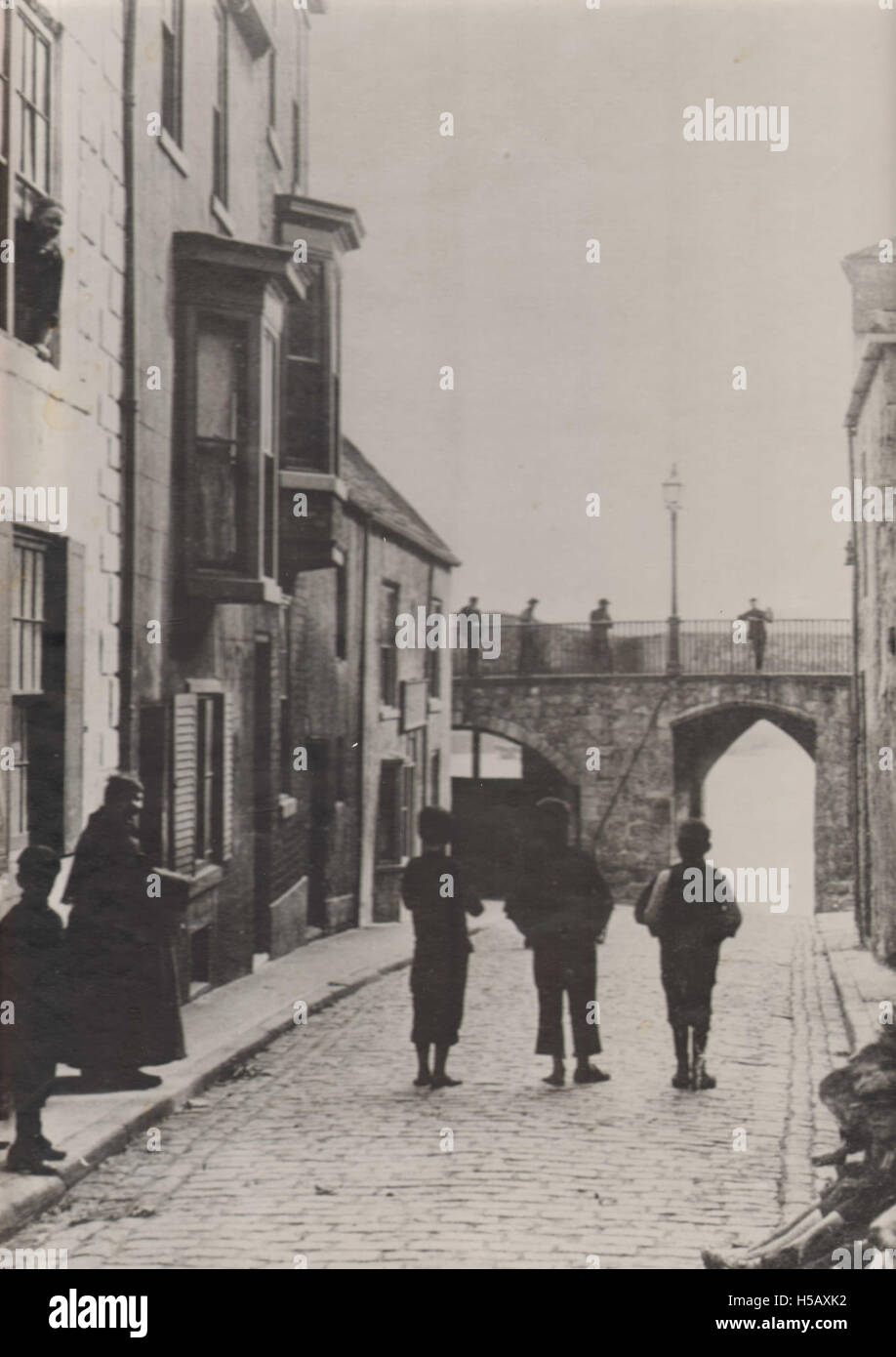 Sandwell Chare si riferisce a una località nella zona di Sandwell nel Regno Unito. Si tratta probabilmente di un'area storica o industriale con un significato locale. Sandwell è conosciuta per la sua storia di estrazione del carbone e del patrimonio industriale. Il termine "Chare" può riferirsi a un vicolo o a una strada stretta. Foto Stock