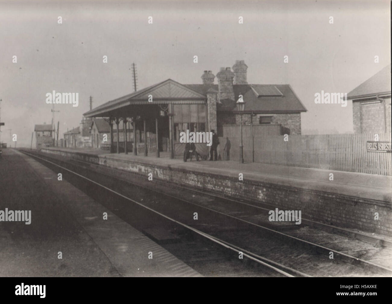Una frase comunemente utilizzata per segnalare che i passeggeri devono salire a bordo di un treno o di una nave. È associato al trasporto e ai viaggi, spesso visto nelle stazioni ferroviarie o nei porti. Foto Stock