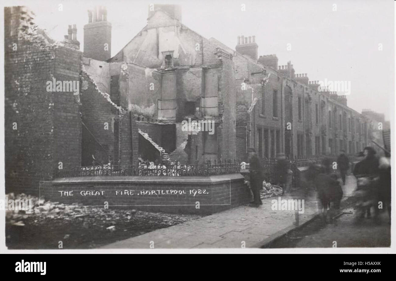 Questa immagine raffigura case che hanno subito danni significativi, probabilmente a causa di un disastro naturale o di un conflitto. La fotografia cattura l'entità della distruzione degli edifici, fornendo una rappresentazione visiva delle conseguenze. Foto Stock