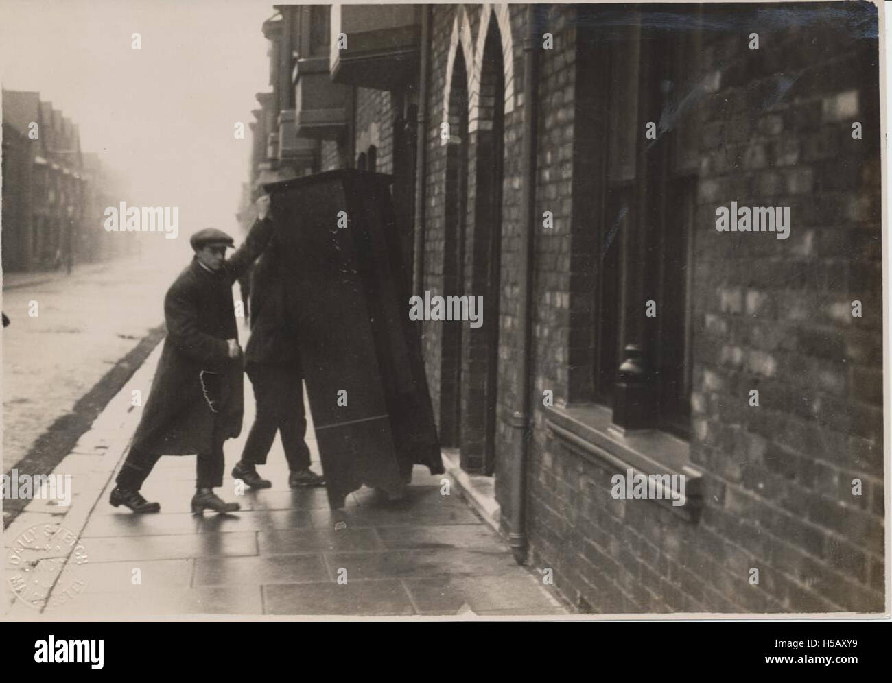 Questa frase si riferisce probabilmente al compito fisico di spostare gli armadi, potenzialmente in una casa o in un ambiente commerciale. Può riflettere mobili in movimento o riordinati e fa parte di lavori di rilocazione o di interior design. Foto Stock