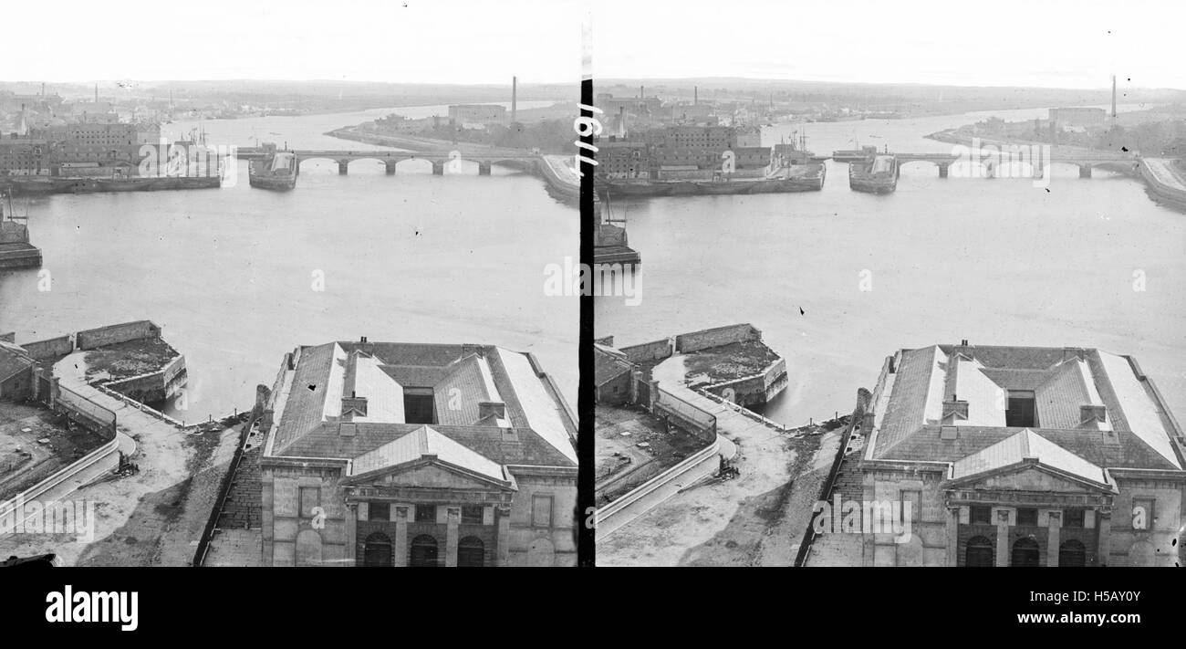 Colpo lungo un angolo alto docks bacino, Wellesley ponte dei 5 archi e arco di navigazione in background, Porto, Limerick Foto Stock