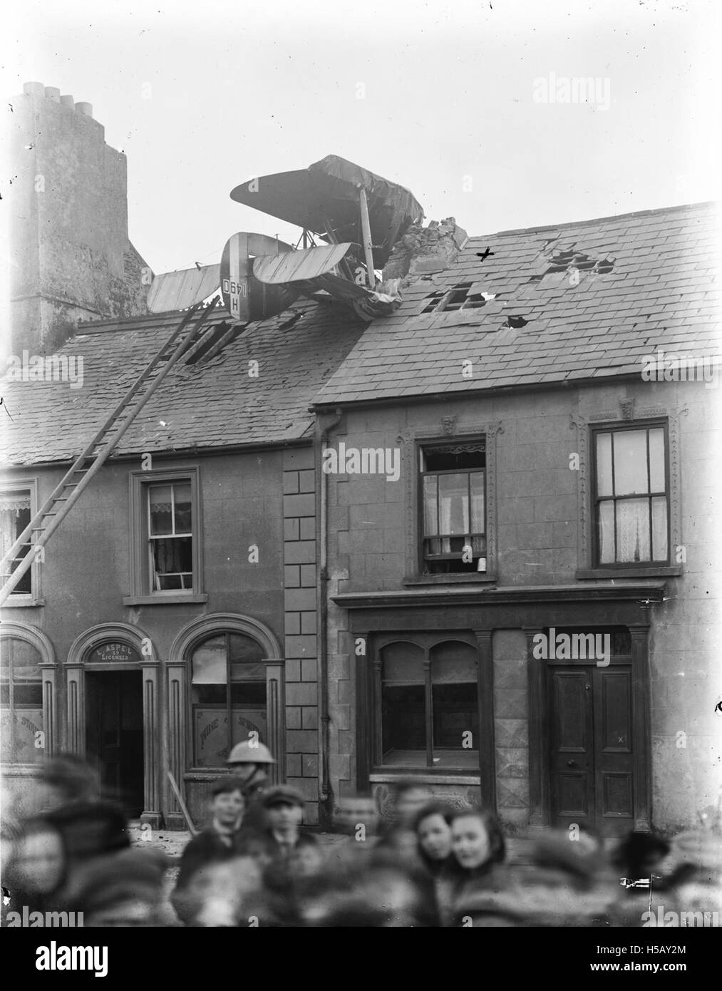 Un curioso incidente catturato a Waterford, dove un aereo viene visto sul tetto di un edificio in Barrack Street. Questo evento insolito probabilmente mette in evidenza la storia dell'aviazione e lo sviluppo dei primi aeromobili. Foto Stock