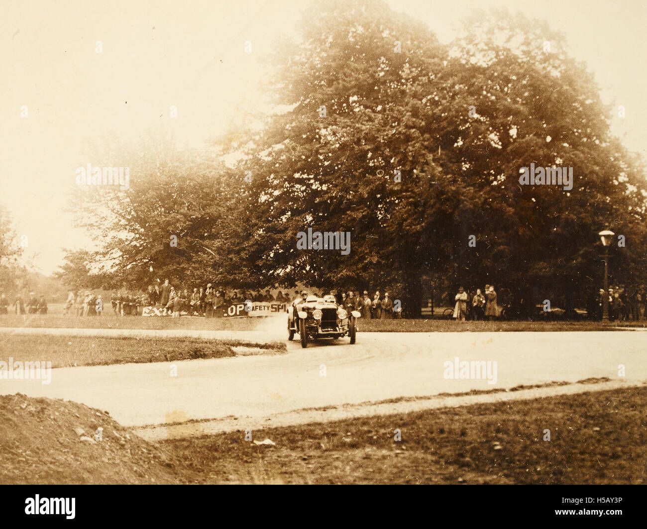 Capitano Malcolm Campbell a Mountjoy angolo, Phoenix Park durante la pratica Foto Stock