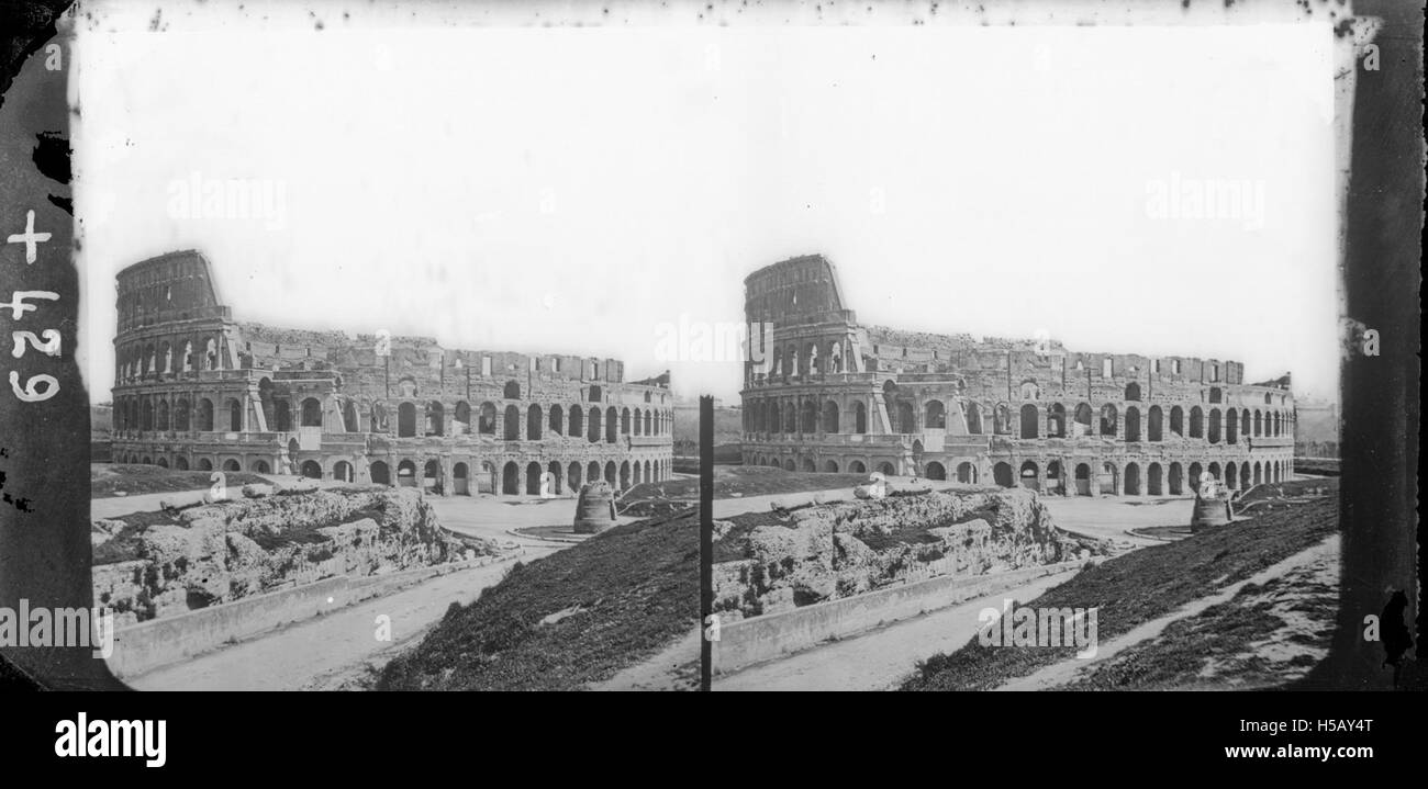 Il Colosseo di Roma, in Italia, è uno dei monumenti più rappresentativi del mondo. Costruito nel i secolo d.C., questo antico anfiteatro fu utilizzato per concorsi gladiatori e spettacoli pubblici, che fungevano da simbolo dell'ingegneria e della cultura romana. Foto Stock